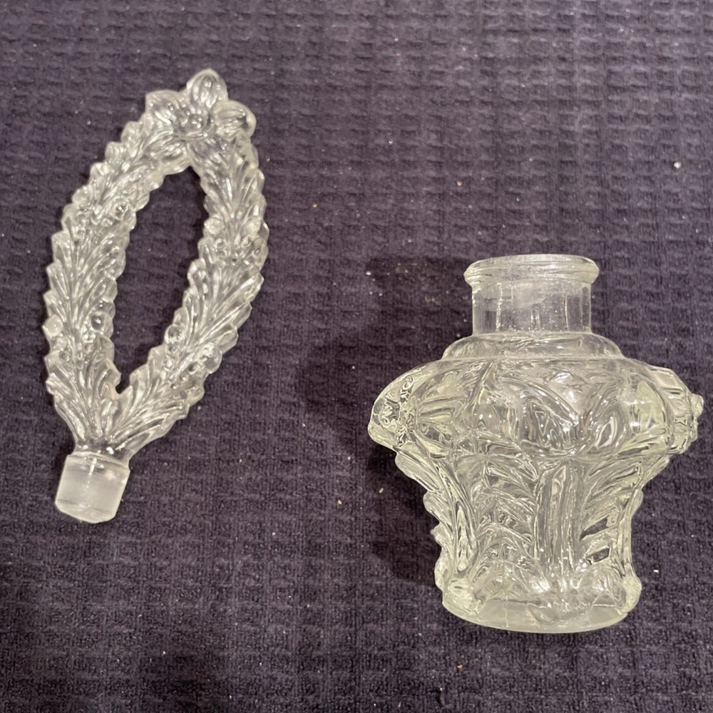 Elegant Clear vintage decorative crystal  Glass Perfume Bottle - Picture 3 of 3